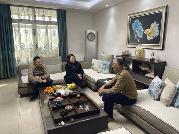 富联娱乐集团等三家公司工会看望慰问退休职工